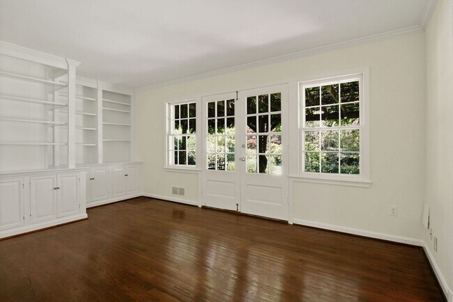 Building Photo - 3 Bed 3 Bath - Potomac Falls Rambler - 2 Car Garage