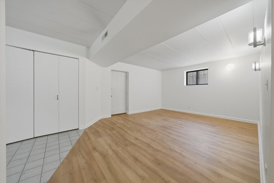 Building Photo - 4537 N Greenview Ave