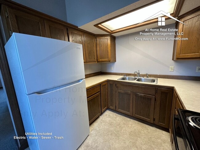 Building Photo - 103 E 10th St