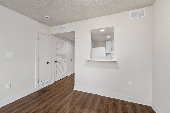 Building Photo - 215 S Blankenship Rd