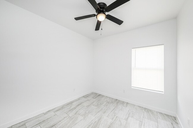 Building Photo - 3911 Casa Blanca Lake Rd