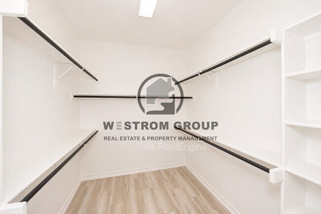 Building Photo - 3121 Hornbeam St