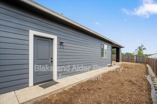 Building Photo - 496 NW Cascade Mountain Dr