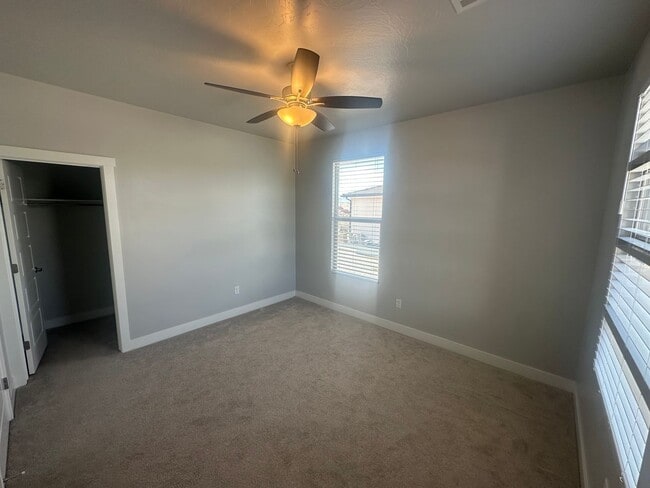 Building Photo - 3 bed plus office / 2.5 bath / 3 car Singl...