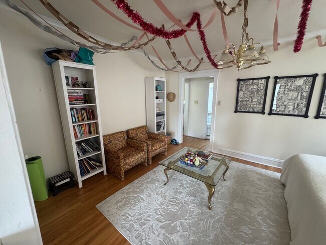 Building Photo - Lovely and Very Large Ravenswood Manor 1 BR
