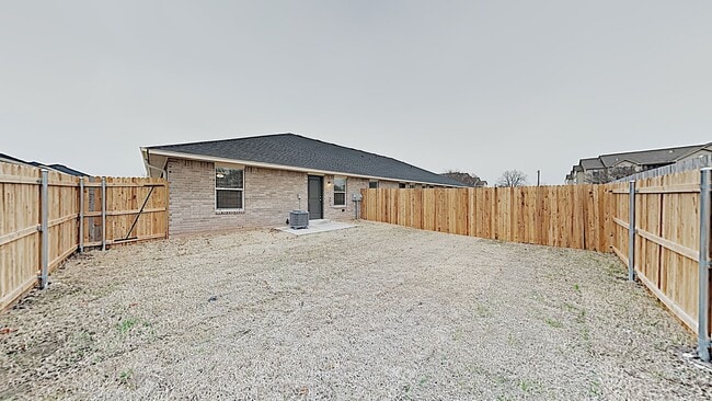 Building Photo - 2 Bedroom 1 Bath Duplex Close To Tinker AFB - Lawncare Included