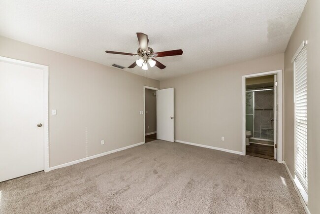 Building Photo - 3910 Briarlake Dr