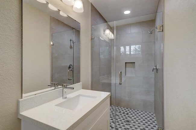 Building Photo - 2606 Hillshire Dr