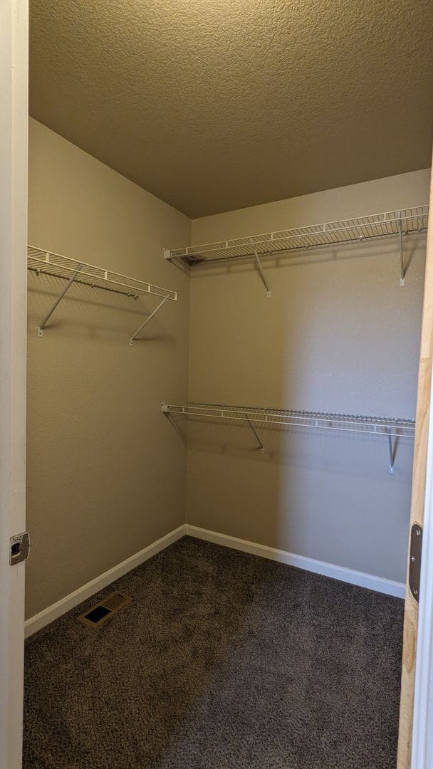 Building Photo - 3 BED/2.5 BATH END UNIT TOWNHOME W/PATIO & 2-CAR GARAGE!