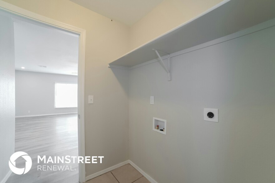 Building Photo - 8505 W Windsor Ave