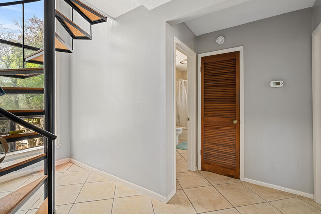 Building Photo - 300 Yacht Club Dr