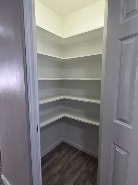 Building Photo - 5526 Humbert Rd