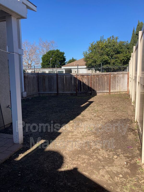 Building Photo - 274 Riverview Way