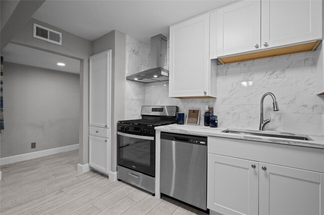 Building Photo - 8100 Seawall Blvd