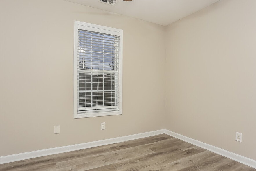 Building Photo - 5980 Tate Dr