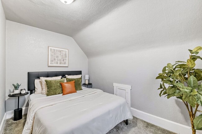 Building Photo - Updated Historic 5BR Near Downtown Denver & Light Rail! June Move-in Special!