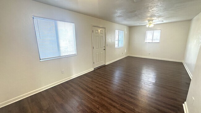 Building Photo - 303 S Lipona Rd