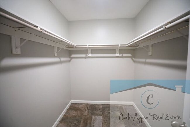 Building Photo - Spacious 2 bed /2 full bath apt