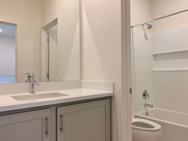Building Photo - 4 Bedroom Home in Hollister