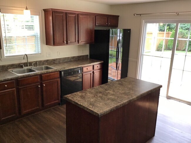 Building Photo - 2044 Longburn Dr