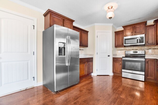 Building Photo - Pet Friendly Three Bedroom!
