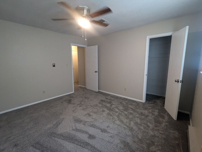 Building Photo - 2 Bedroom/1.5 Bathroom Townhouse in South ...