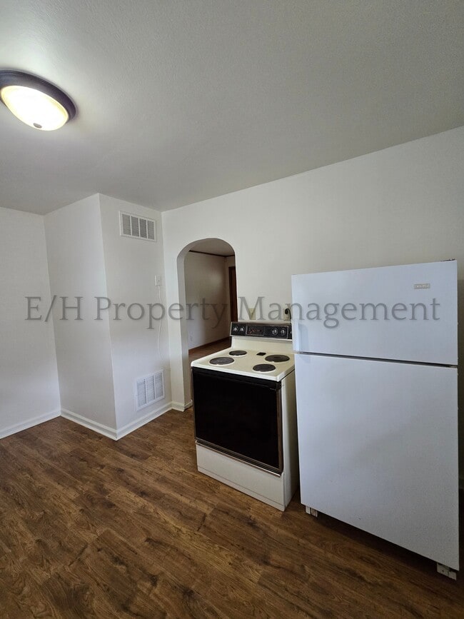 Building Photo - 826 S Fountain St