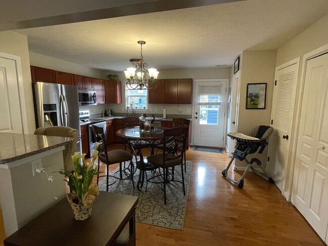 Building Photo - Stylish Townhome with 2 Suites, Hardwood Floors, Stainless Steel Appliances, and Granite Countert...