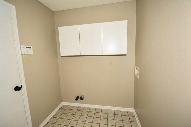 Building Photo - "Spacious 3-Bed Retreat in Fishers with El...