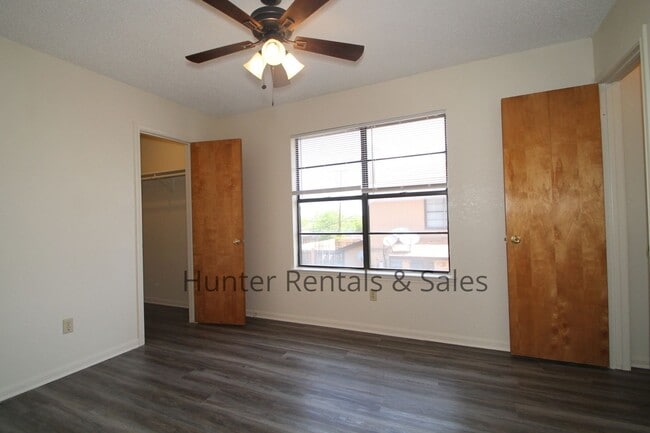 Building Photo - Updated 2-Bedroom Townhome with Modern Fin...