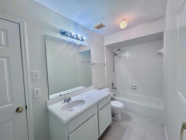 Building Photo - 2519 Silver Meadow Dr