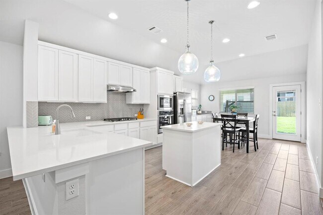 Building Photo - 532 Elm Green St