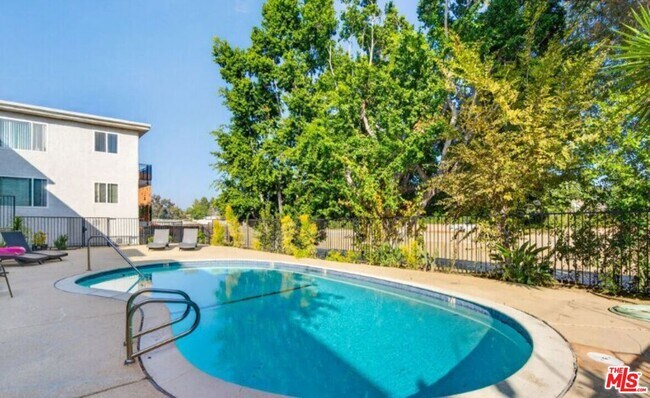 Building Photo - 5252 Coldwater Canyon Ave