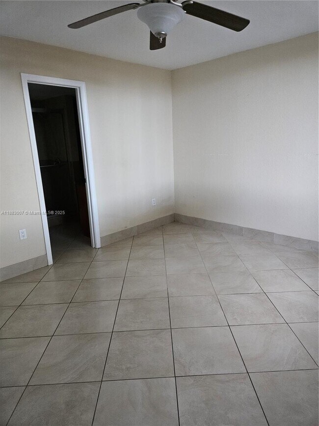 Building Photo - 10000 NW 80th Ct