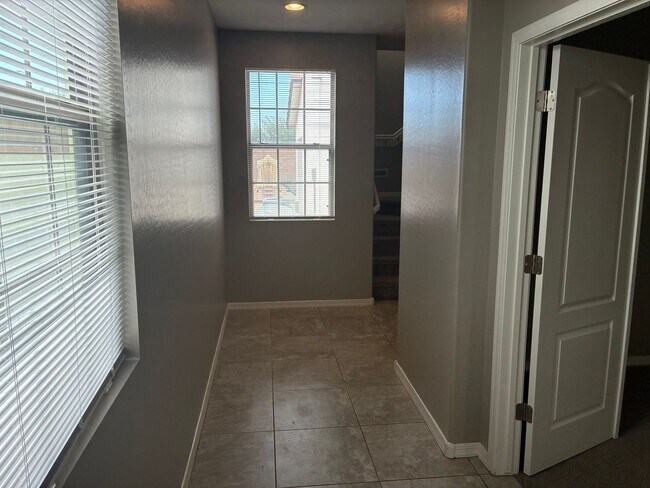 Building Photo - **BEAUTIFUL 3 BEDROOM/3 BATHROOM HOME LOCATED IN EASTMARK (ELLSWORTH & RAY)**