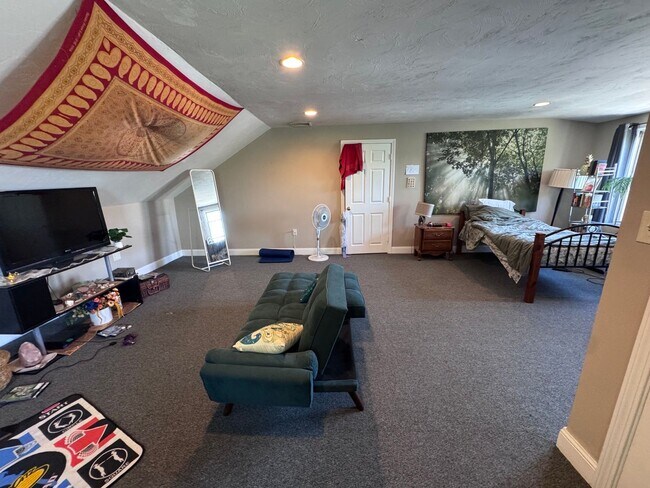 Building Photo - NO BROKER FEE!!  CENTRAL AIR!   **HUGE** 4 BED/2 BATH ALLSTON TOWNHOUSE AVAIL 9/1