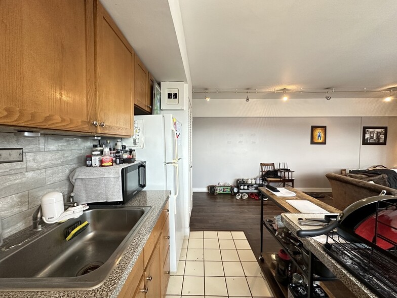 Building Photo - 4950 N Marine Dr