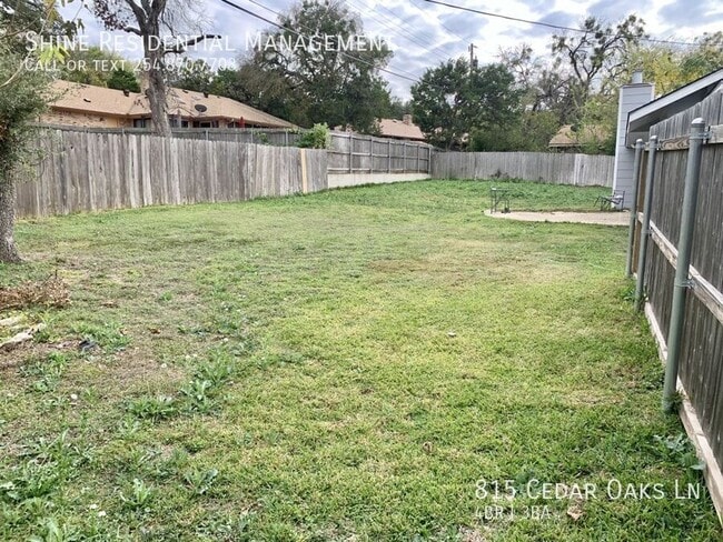 Building Photo - 815 Cedar Oaks Ln