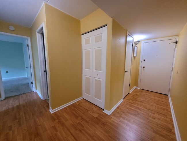 Building Photo - 2 Bedroom Condo - Greentree - Many Ameniti...