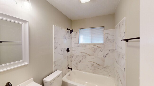 Building Photo - 4 Bed/2 Bath in Daniel Pratt School District