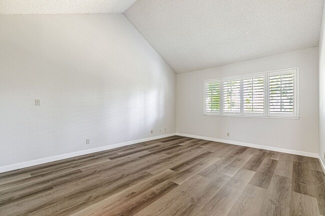 Building Photo - Gorgeous 3 bedroom home in the heart of Ca...