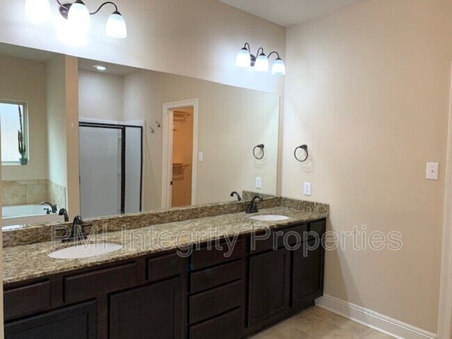 Building Photo - 315 Forest Grove Dr