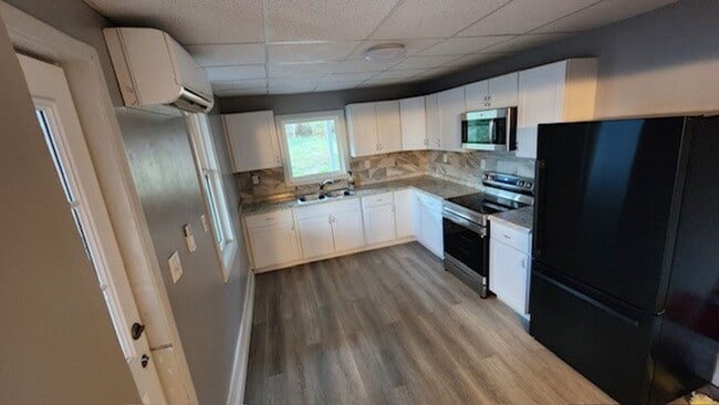 Building Photo - 3 bedroom 1 bathroom