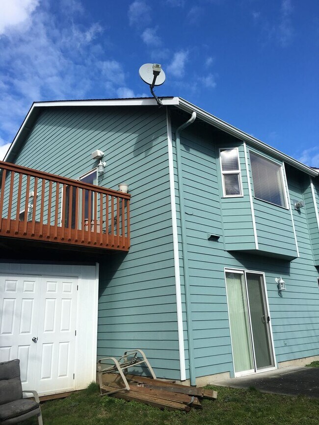 Building Photo - ***PENDING APPLICATIONS***Large 4 bedroom house that is Pet Friendly!