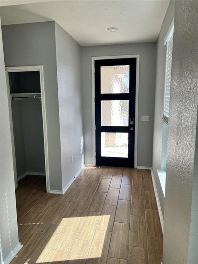 Building Photo - Del Valle Sundance Crossing / 4 bedrooms, 2 baths, 1 story home / Like New built 2021 / Refrigera...