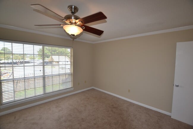 Building Photo - Gated Community!  2 bedroom, 2 bath Condo is excellent location off Jefferson Hwy