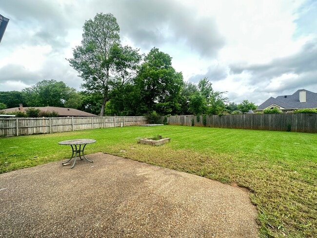 Building Photo - UPDATED IN TOWN SOUTH-LARGE 4/3 BRICK HOME-VERY NICE