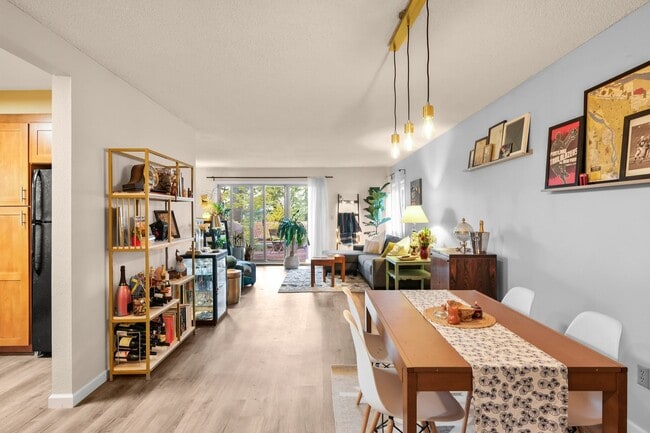 Building Photo - Lovely 2 Bedroom/1.5 Bath Mt Park Condo w/ Garage