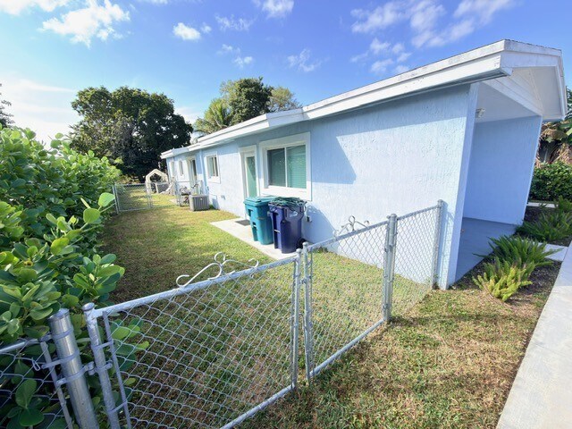 Side Yard - 7128 SW 22nd St