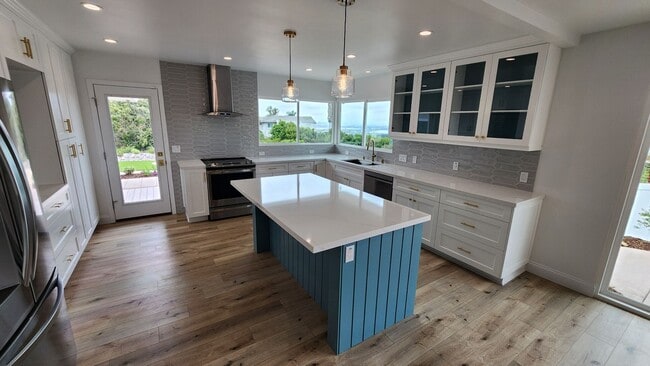 Building Photo - 4 bedroom, 2.5 bathroom home in the desirable Mt Soledad neighborhood.